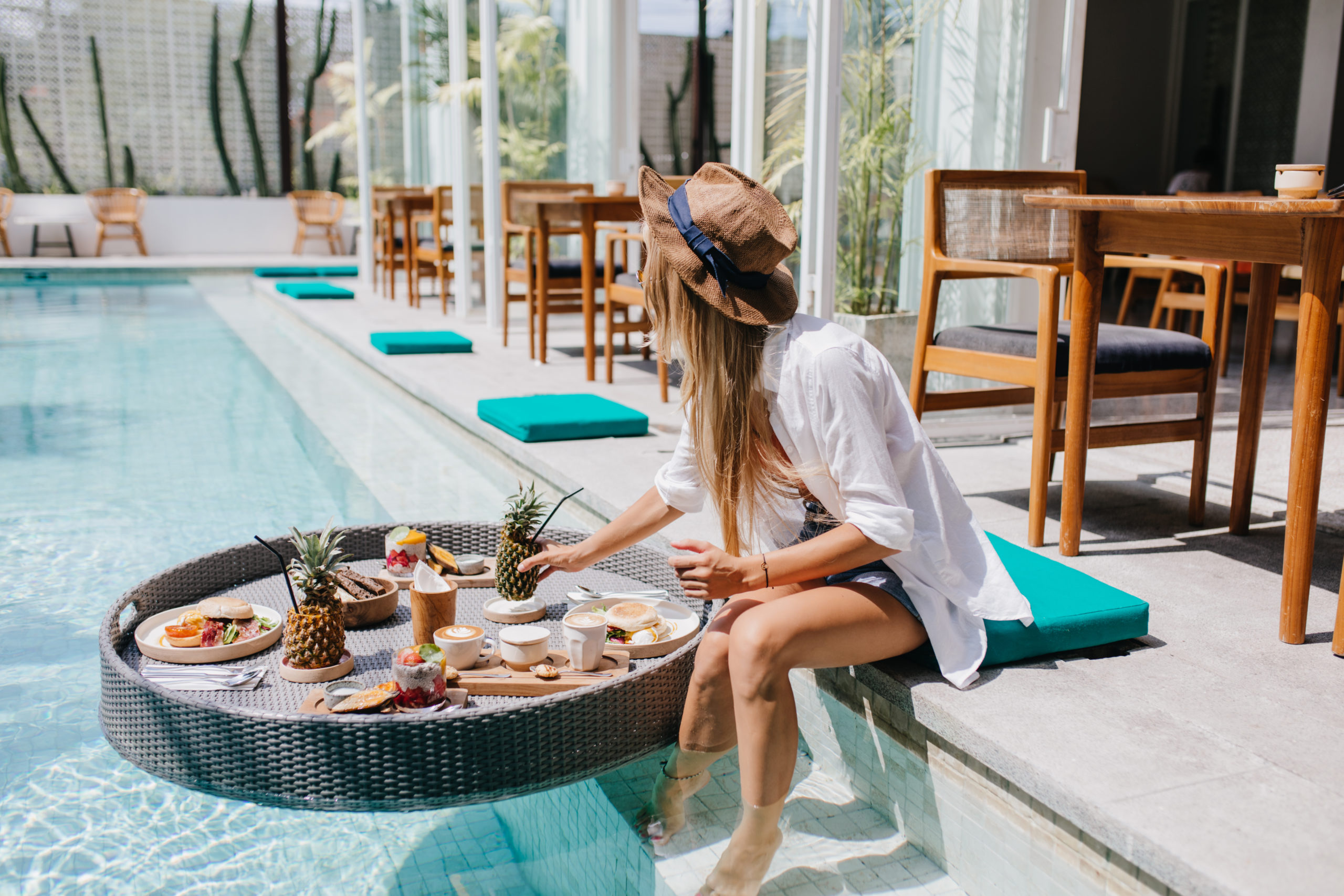 20180814_152421-EFFECTS Elegant woman dining poolside with a cocktail.